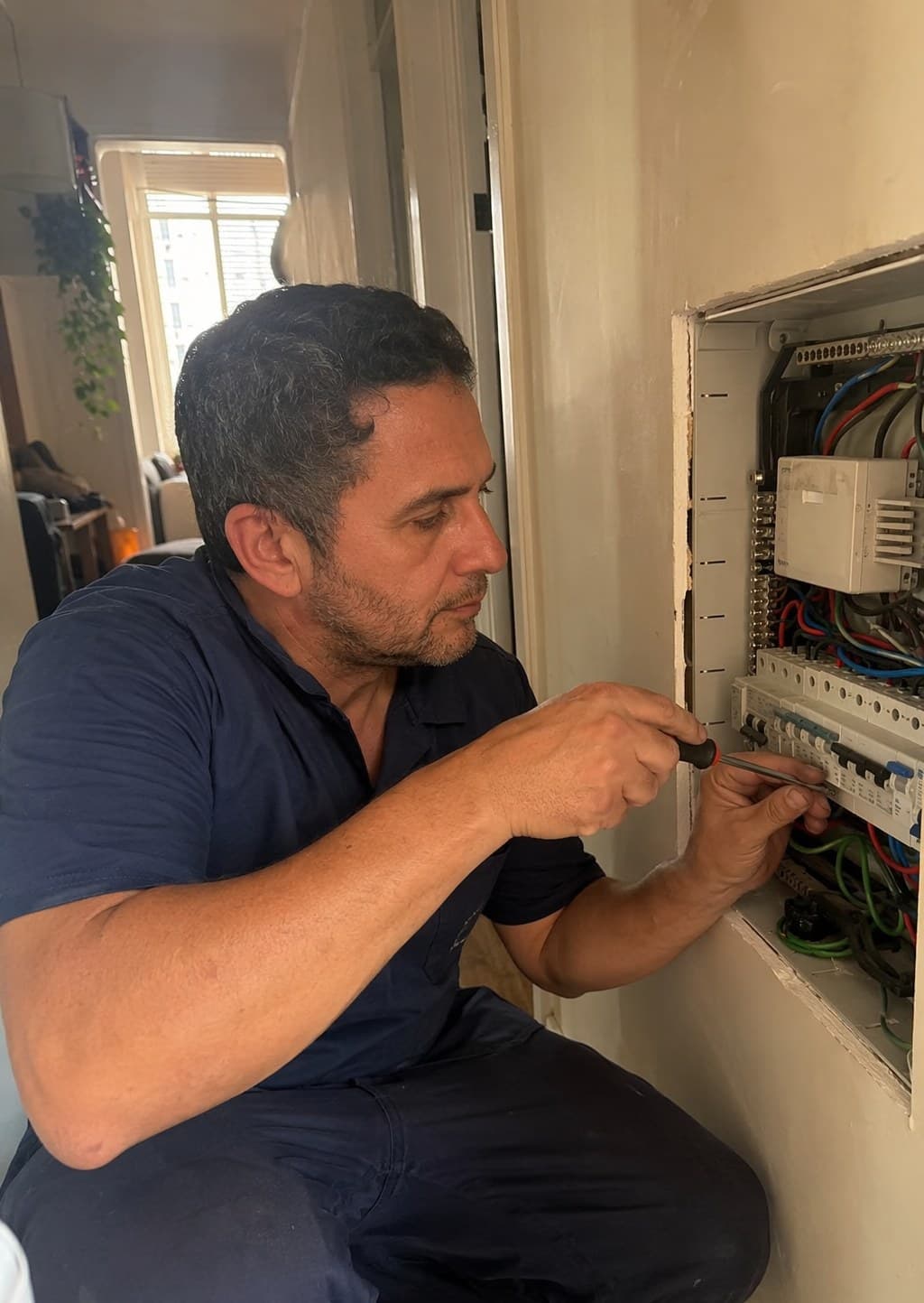 Daniel, eletricista da JD, atendendo na Vila Mariana