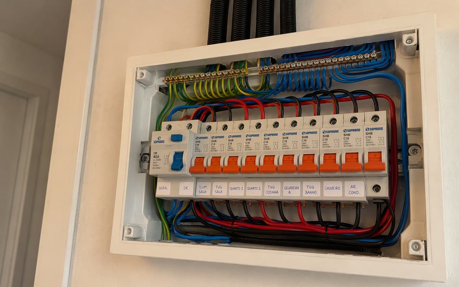 Quadro de distribuição organizado em apartamento da Barra Funda